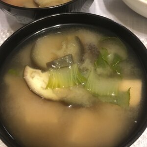 豆腐と茄子チンゲン菜の味噌汁